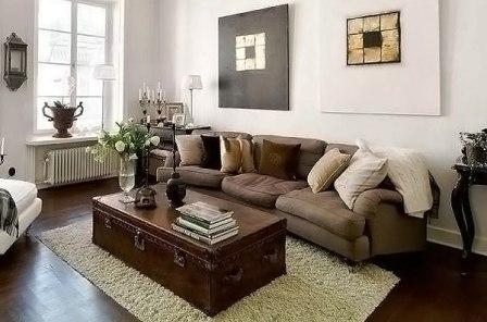 Коричневая мебель и белые обои Коричневая мебель и белые обои